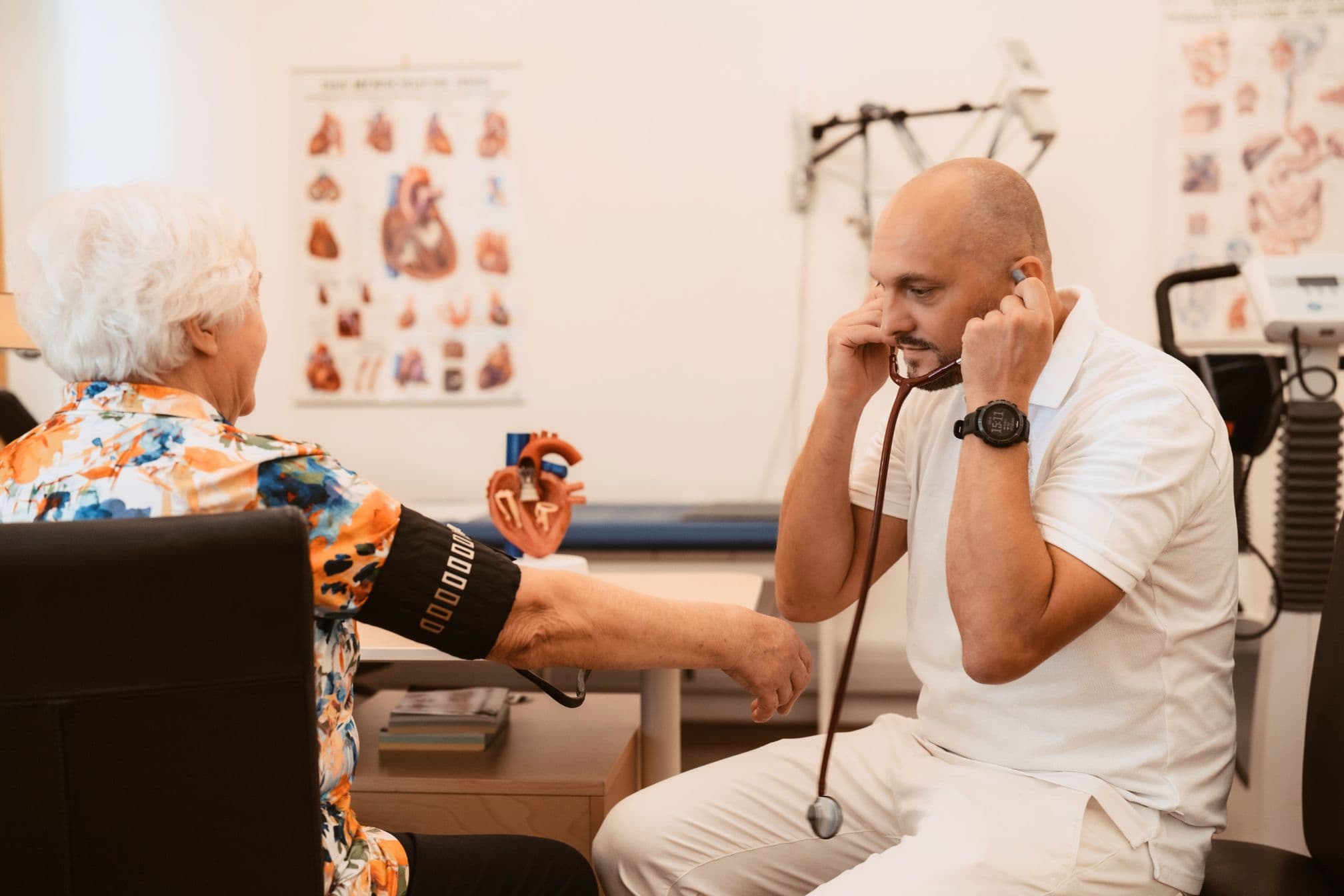 Dr. Pap bei der Untersuchung eines Patienten